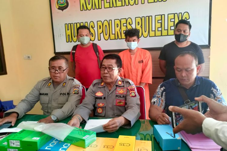 Pelaku pencurian belasan handphone di Buleleng, PHSP (23) saat dibawa ke Mapolres Buleleng, Kamis (20/11/2022).