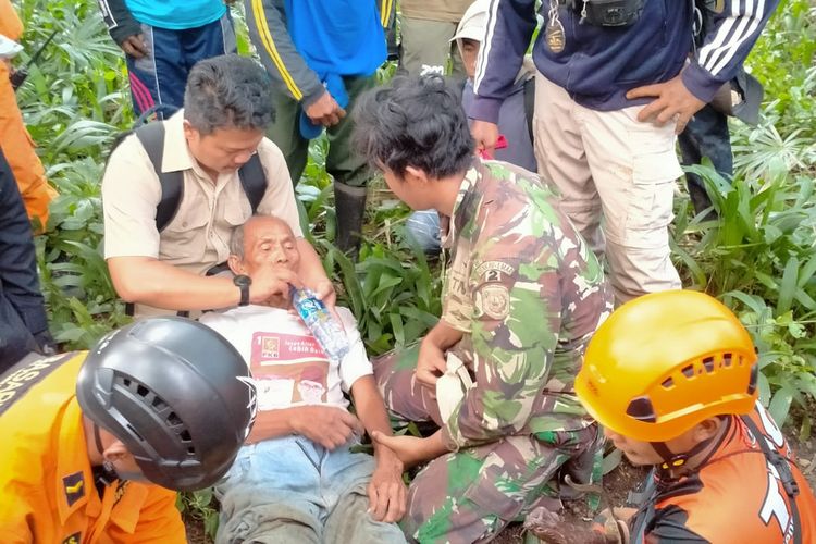 Foto: Kondisi Misnadin (73) yang tersesat di Hutan Baluran dan berhasil diselamatkan pada Selasa (14/3/2023)