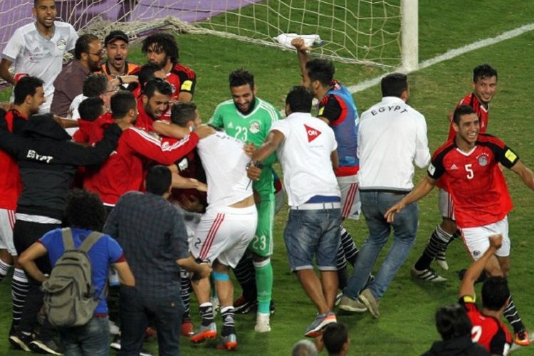 Para pemain Mesir merayakan gol Mohamed Salah yang mengantarkan tim tersebut lolos ke putaran final Piala Dunia 2018, Minggu (8/10/2017).
