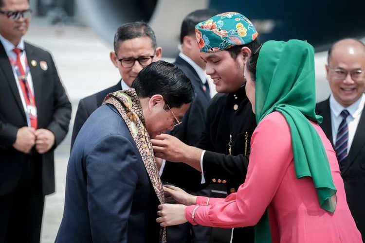 Perdana Menteri Vietnam, Pham Minh Chinh tiba di Bandara Soekarno?Hatta untuk mengikuti rangkaian KTT ASEAN ke-43 di Jakarta. Kedatangan Pham Minh Chinh disambut Tari Geol Manis khas Betawi
