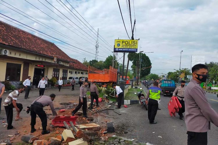 Pagar hancur pada kantor Polsek Sentolo di Kilometer 16 Jalan Wates-Yogyakarta, Kabupaten Kulon Progo, Daerah Istimewa Yogyakarta, akibat ditabrak truk fuso.