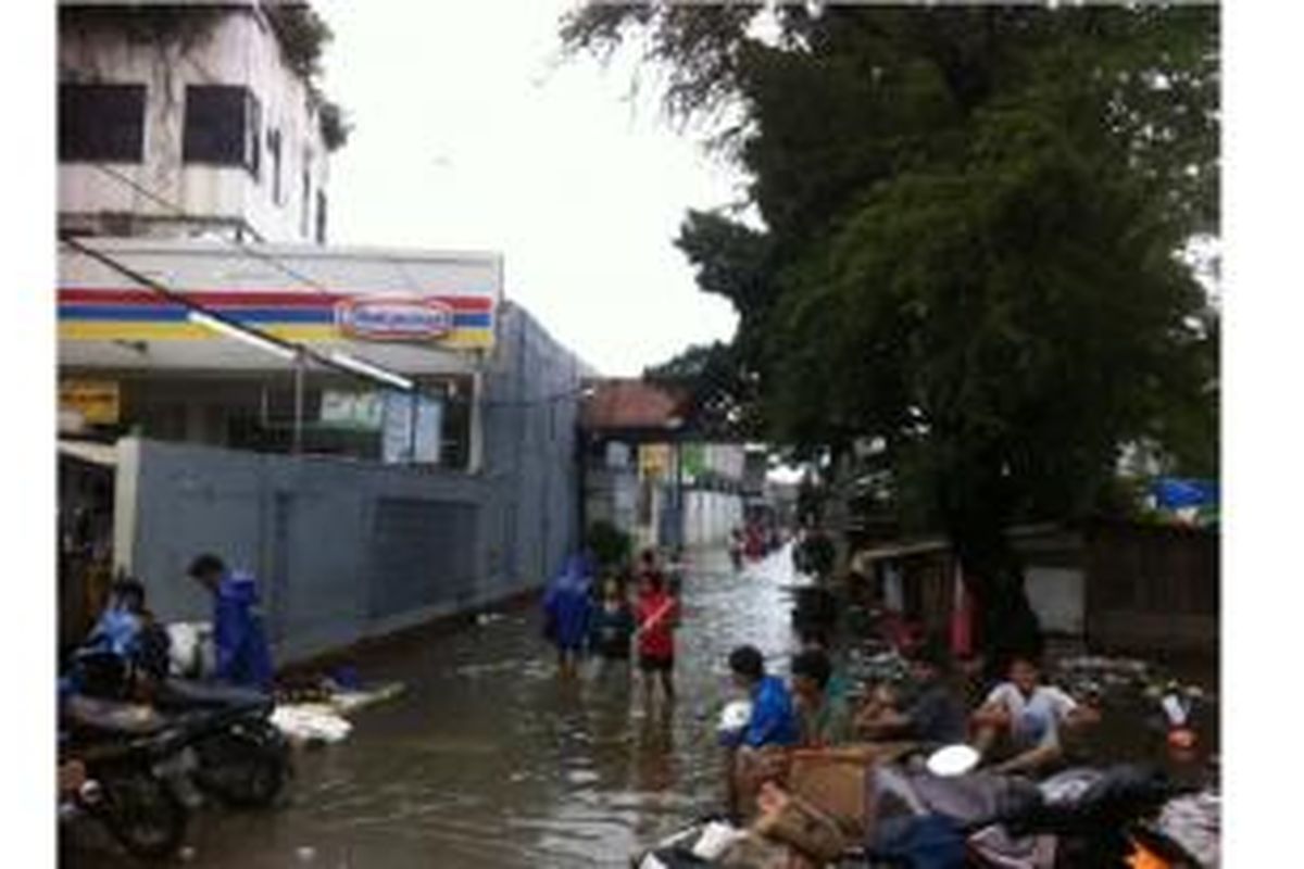 Kompleks Departemen Agama, Daan Mogot terendam banjir dengan ketinggian 30-100 cm. Warga perumahan ini mengungsi ke posko banjir terdekat karena tempat tinggalnya mulai tak layak dihuni. Foto diambil pada Rabu (11/02/2015).