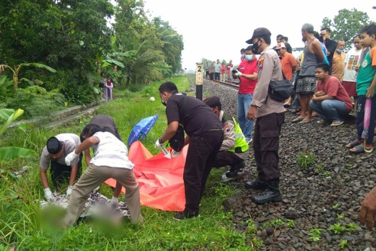 Polisi mengevakuasi korban tersambae KA di Kelurahan Selang, Kecamatan/ Kabupaten Kebumen, Jawa Tengah, Senin (20/12/2021).