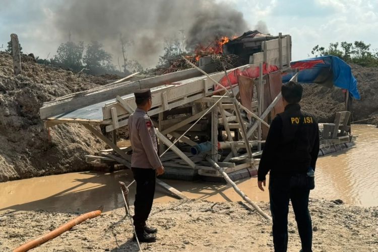 Polisi Bakar 22 Rakit Tambang Emas Ilegal di Kuansing Riau