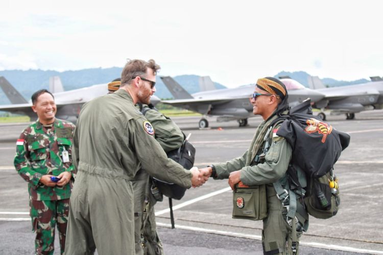 Pesawat tempur F-16 milik TNI Angkatan Udara dan jet tempur siluman F-35 milik Angkatan Udara Australia atau Royal Australian Air Force (RAAF) menggelar latihan bersama (latma) bersandi “Elang Ausindo 2023” di Manado, Sulawesi Utara. Para pilot kedua AU telah tiba di Lanud Sam Ratulangi.