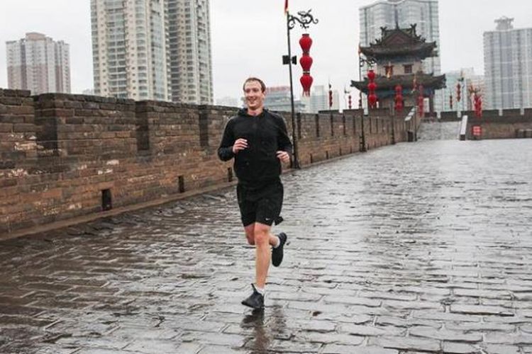 CEO Facebook Mark Zuckerberg foto jogging sambil hujan