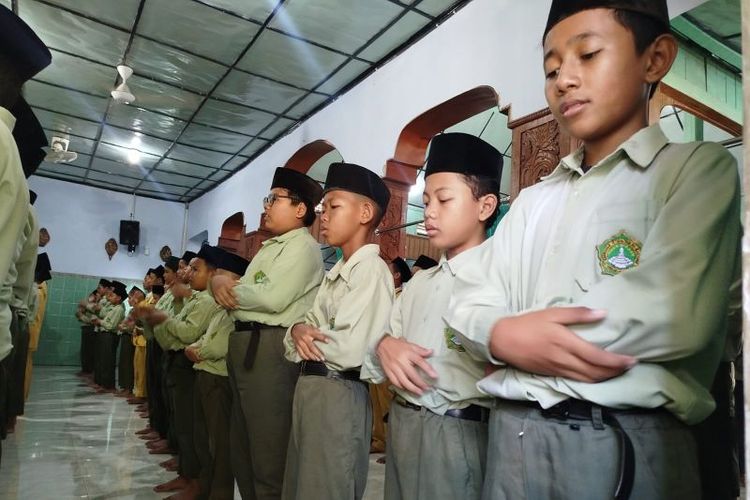 Ribuan santri Pondok Pesantren (Ponpes) Assyafi?iyyah, Duri Sawoo, Kabupaten Ponorogo menggelar shalat gaib untuk korban meninggal dalam peristiwa runtuhnya bangunan Ponpes Al-Khoziny di Sidoarjo, Jawa Timur.
