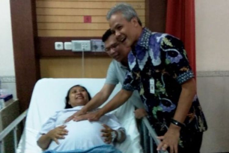 Gubernur Jawa Tengah Ganjar Pranowo saat memegang perut Silvia Julianti, seorang ibu asal Tegal yang sedang hamil empat janin, di RSUP Dr Kariadi Semarang, Kamis (23/11/2017) pagi. 