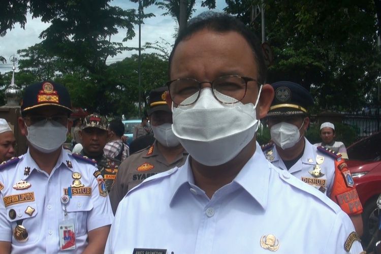 Gubernur DKI Jakarta Anies Baswedan meninjau pergerakan pemudik di Terminal Kalideres, Kalideres, Jakarta Barat, pada Jumat (29/4/2022) siang.
