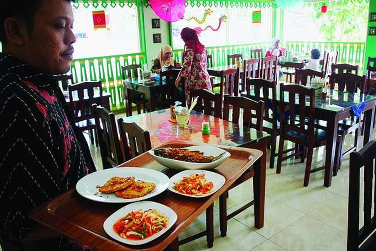 Ruang utama Warung Betawi Ngoempoel di Kelurahan Tanah Baru, Kecamatan Beji, Depok, Jawa Barat.