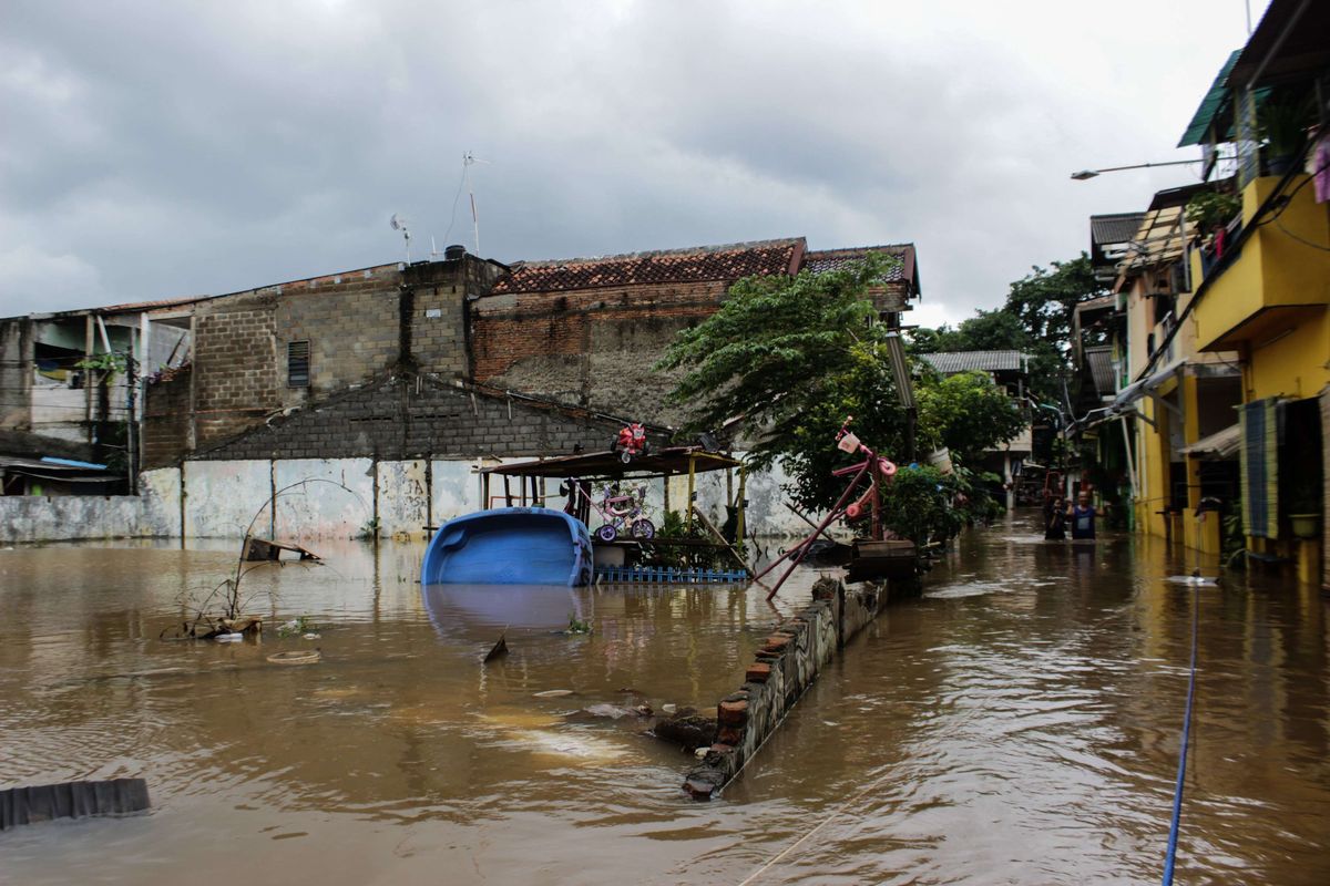 Suasana banjir yang meredam wilayah RW 04, Cipinang Melayu, Makasar, Jakarta Timur, Minggu (23/2/2020). Banjir di wilayah ini mulai masuk pemukiman warga sekitar pukul 02.00 WIB.
