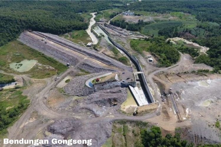 Bendungan Gongseng yang dibangun mulai 2013 dengan nilai kontrak Rp 569,04 miliar dan progres fisik saat ini 86,85 persen.