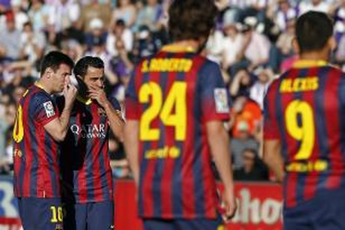 Striker Barcelona, Lionel Messi (kiri) dan gelandang Xavi Hernandez (2 dari kiri) saat melawan Real Valladolid di Jose Zorilla stadium, Sabtu (8/3/2014).