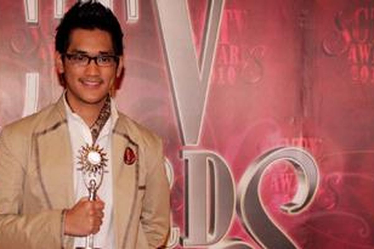 Penyanyi, Afgan Syahreza berpose usai menerima penghargaan sebagai aktor penyanyi ngetop, pada ajang penghargaan bagi insan pertelevisian SCTV Awards 2010 yang berlangsung di Balai Sarbini, Jakarta, Kamis (28/10/2010) malam.