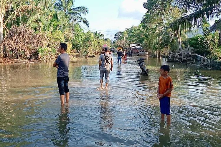 Korban banjir di Desa Keutapang, Kecamatan Pirak Timu, Kabupaten Aceh Utara, Kamis (28/12/2023)