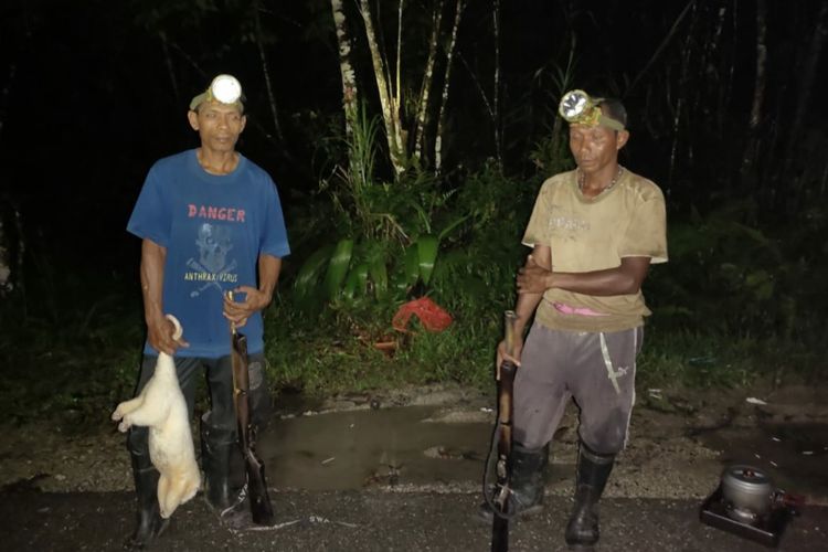 Dua pemburu satwa liar di kawasan Taman Manusela, Kabupaten Maluku Tengah ditangkap petugas balai Taman Manisela, Sabtu 27/3/2021)