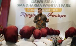 Beri Kado Hardiknas, Mas Dhito Ajak Siswa SMA Boarding School Menginap di Rumdin Bupati