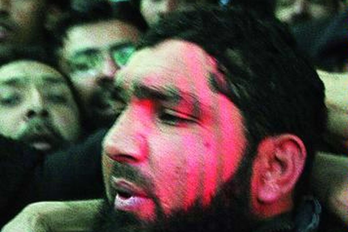 Pengawal pribadi Gubernur Punjab, Maliq Mumtaz Hussein Qadri, yang ditahan setelah membunuh Gubernur Salman Taseer, menge- nakan karangan bunga saat meninggalkan pengadilan di Islamabad, Pakistan, Rabu (5/1), sehari setelah aksi pembunuhan itu.