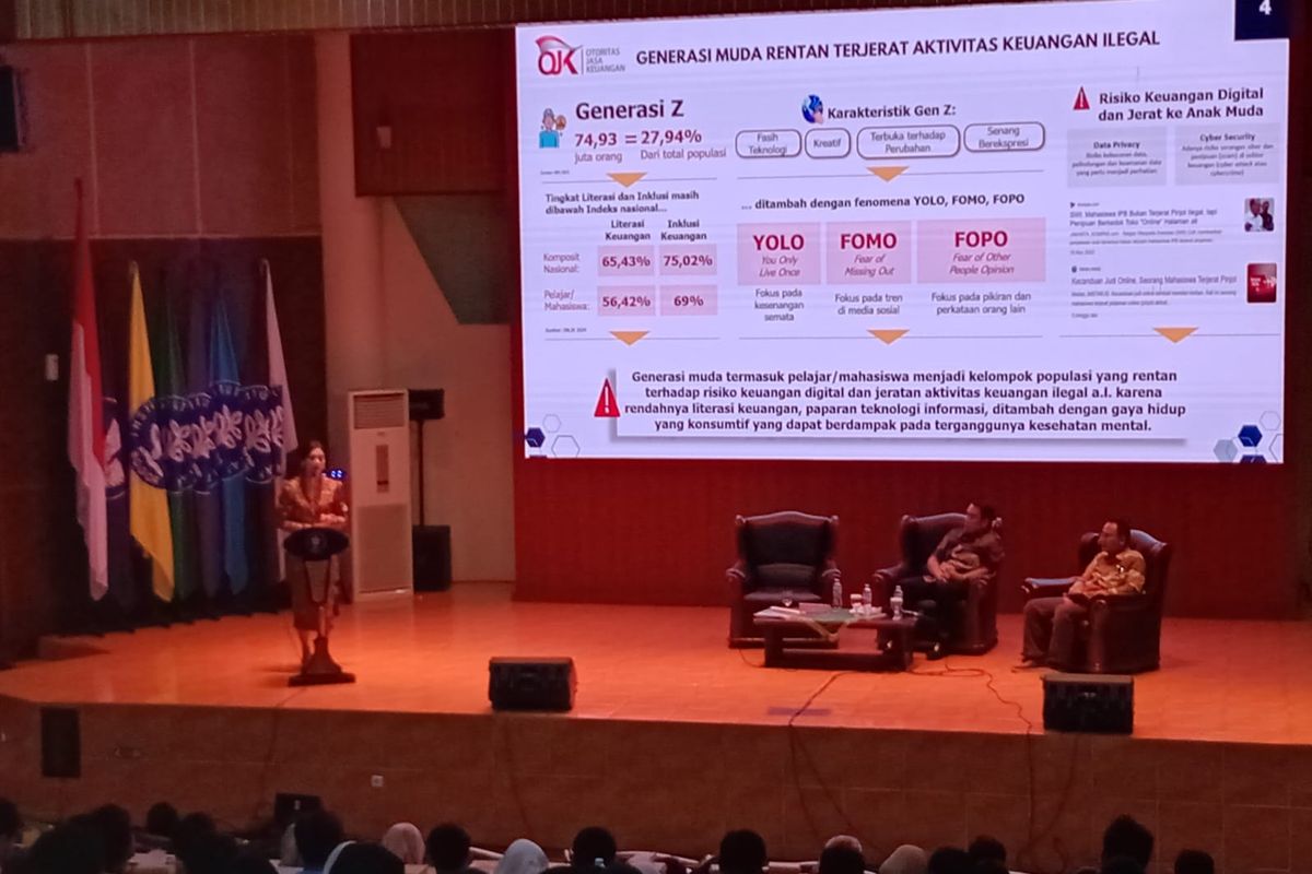 Kepala Eksekutif Pengawas Perilaku Pelaku Usaha Jasa Keuangan, Edukasi, dan Pelindungan Konsumen OJK Friderica Widyasari memberi edukasi dalam acara Seminar Nasional bertema Melawan Ancaman Judi Online dan Pinjol Ilegal di IPB University, Dramaga, Kabupaten Bogor, Jawa Barat, Senin (29/7/2024).