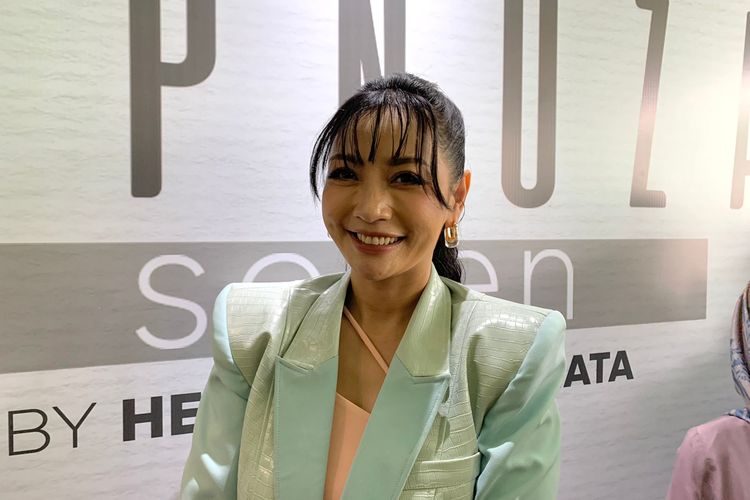 Artis dan presenter Hesti Purwadinata saat berpose dalam jumpa pers peluncuran bisnis parfumnya di Up Might Kemang, Jakarta Selatan, Kamis (9/2/2023).