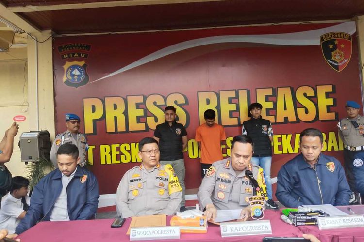 Kapolresta Pekanbaru Kombes Jefri Ronald Parulian Siagian (dua dari kanan) memberikan keterangan pers terkait penangkapan seorang pelaku revenge porn di Kota Pekanbaru, Riau, Selasa (11/7/2023).