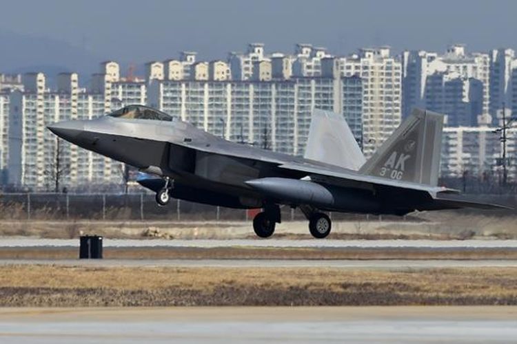 Sebuah jet F-22 Raptors milik Angkatan Udara AS mendarat di Pangkalan Udara Osan, Korea Selatan, Rabu (17/6/2016), setelah melakukan terbang lintas sebagai ajang unjuk kekuatan.