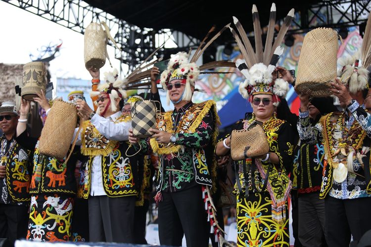 Bupati Malinau Wempi bersama isteri dan jajarannya sedang menunjukkan Ba?belanyat atau Anjat di panggung acara di Arena Prosehat Pelangi Intimung, Malinau, Kalimantan Utara, Selasa (10/10/2023).