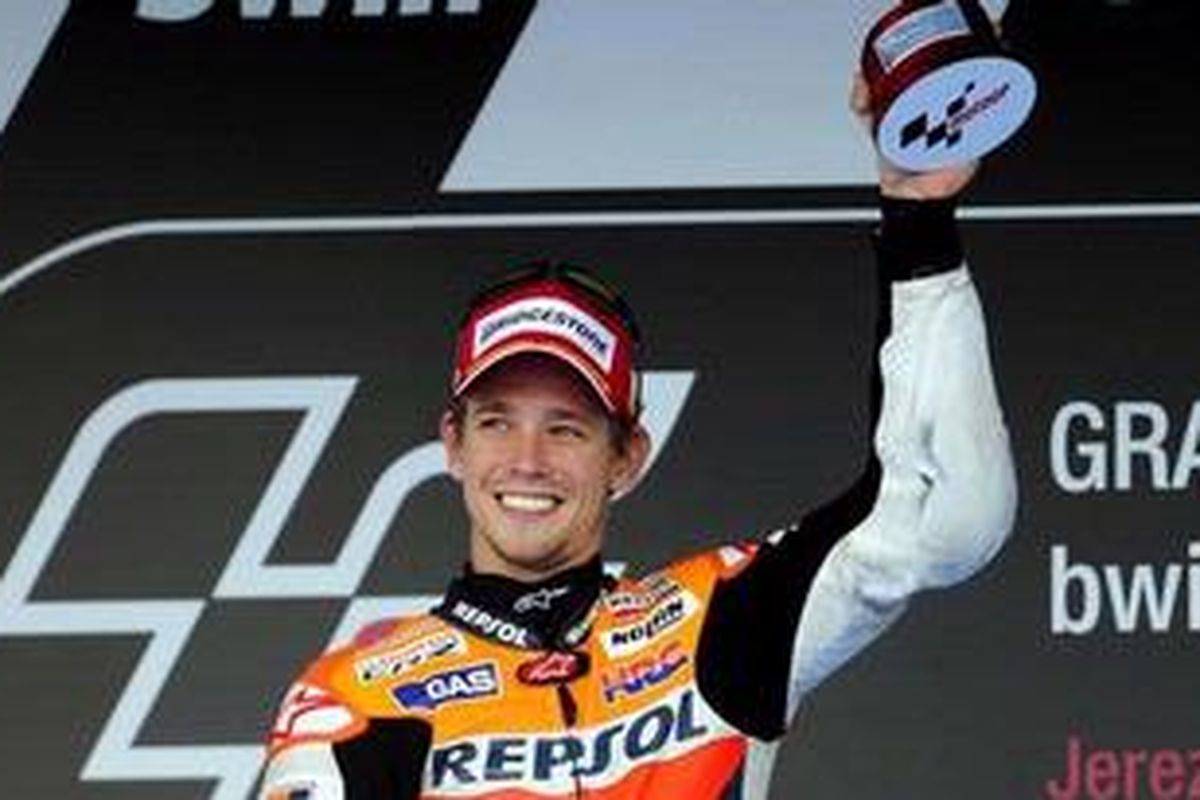 Pebalap Repsol Honda, Casey Stoner, merayakan kesuksesannya menjuarai GP Spanyol, Minggu (29/4/12). Ini kemenangan pertama Stoner di Sirkuit Jerez.