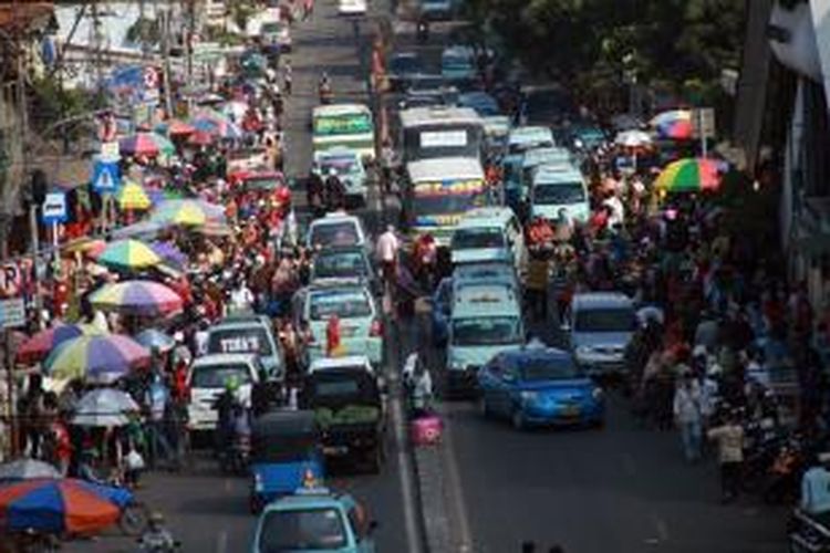 Sejumlah Pedagang Kaki Lima (PKL) kembali memadati Jalan Kota Bambu, depan Stasiun Tanah Abang, Jakarta Pusat, Minggu (8/6/2014). Meskipun sudah ditertibkan petugas, sejumlah PKL masih tetap nekat berjualan di pinggr Jalan. Hal itu dapat menggang arus lalu lintas di kedua arah.