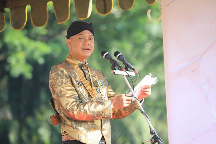 Gubernur Jateng Ganjar Pranowo memimpin upacara Hari Pahlawan di Lapangan Pancasila Simpang Lima Semarang, Kamis (10/11/2022).