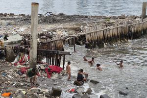 Di Cilincing, Laut Tercemar Berubah Menjadi Arena Bermain Anak-anak