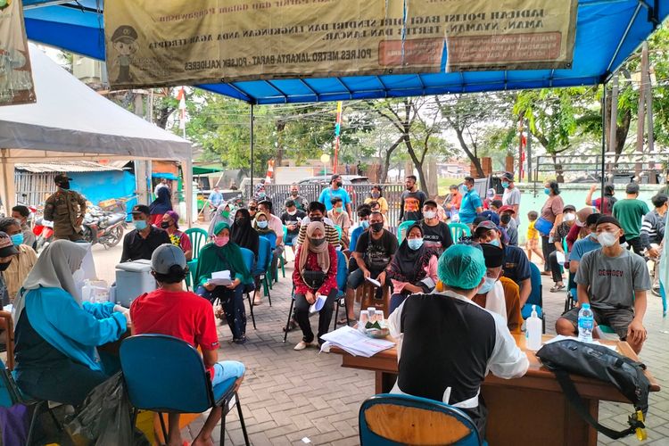 Pemerintah Kota Jakarta Barat menggelar pokso vaksinasi Covid-19 bagi pelaku unit usaha mikro kecil dan menengah (UMKM) di Pasar Kamal, Cengkareng, Jakarta Barat, mulai Selasa (24/8/2021).