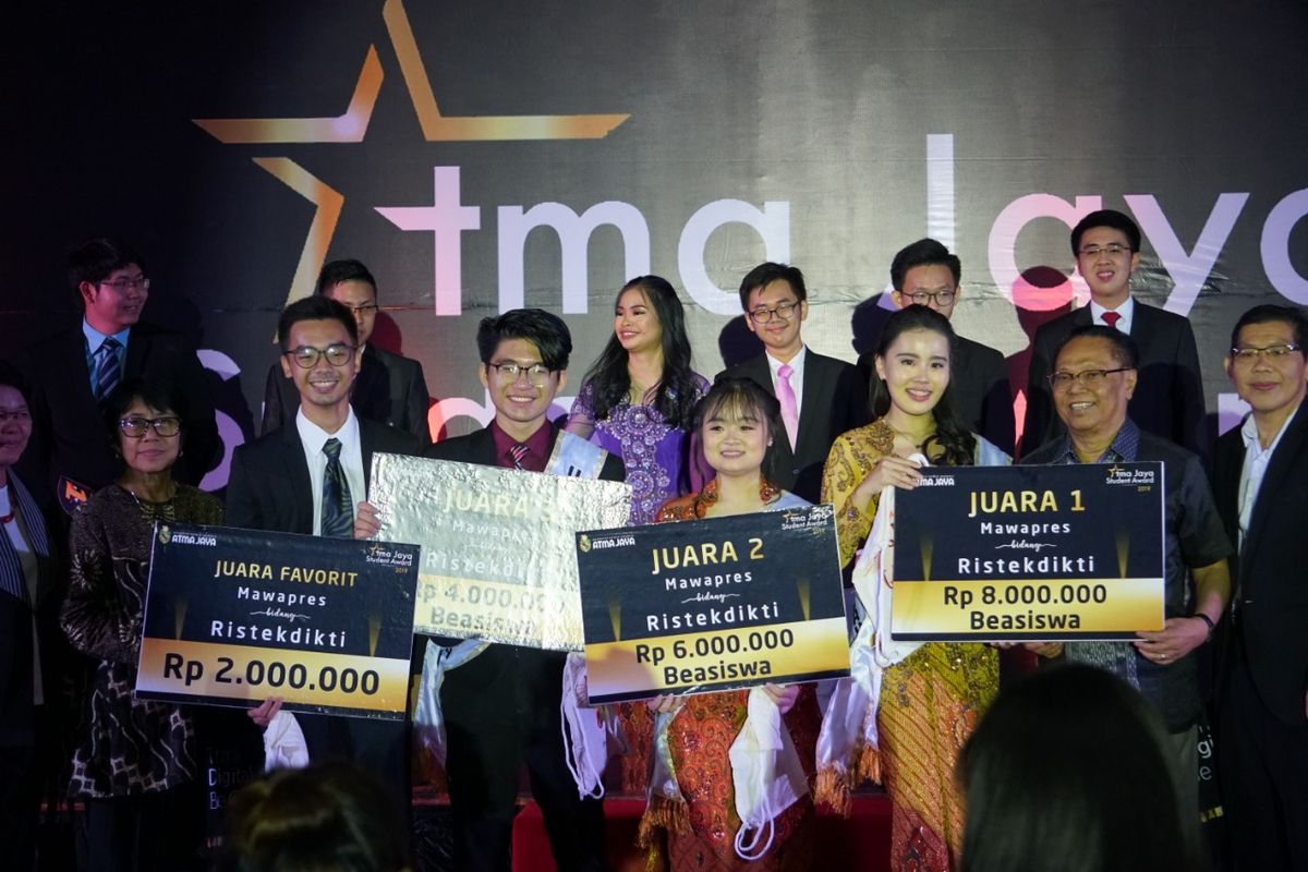 Untuk memberikan apresiasi positif bagi mahasiswa berprestasi, secara rutin Universita Katolik Atma Jaya (UAJ) menggelar acara Atma Jaya Student Award.