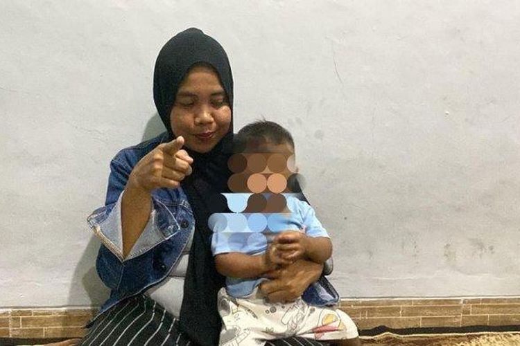 Siti Mauliah (37), orang tua bayi asal Ciseeng, Kabupaten Bogor yang merasa bayi tertukar, Kamis (10/8/2023). 

