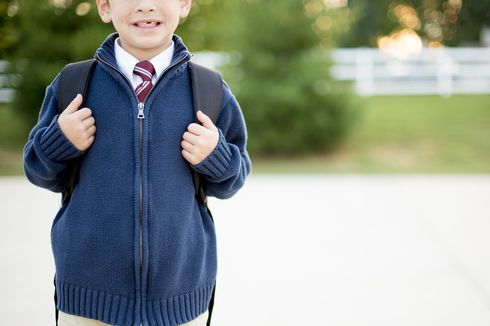 Gemar Berbagi Foto Sekolah Anak di Media Sosial? Pahami Risikonya