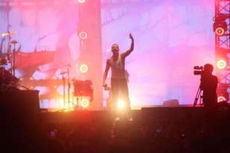 Penyanyi hip hop Macklemore tampil di pergelaran We The Fest 2016 di Parkir Timur Senayan, Jakarta, Sabtu (13/8/2016).