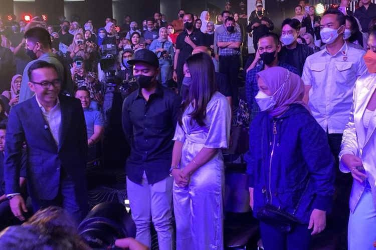 Pasangan kekasih Kaesang dan Erina Gudono menghadiri konser bertajuk Kehidupan Ketiga penyanyi Ari Lasso yang digelar di Balai Sarbini, Jakarta, Jumat (28/10/2022).