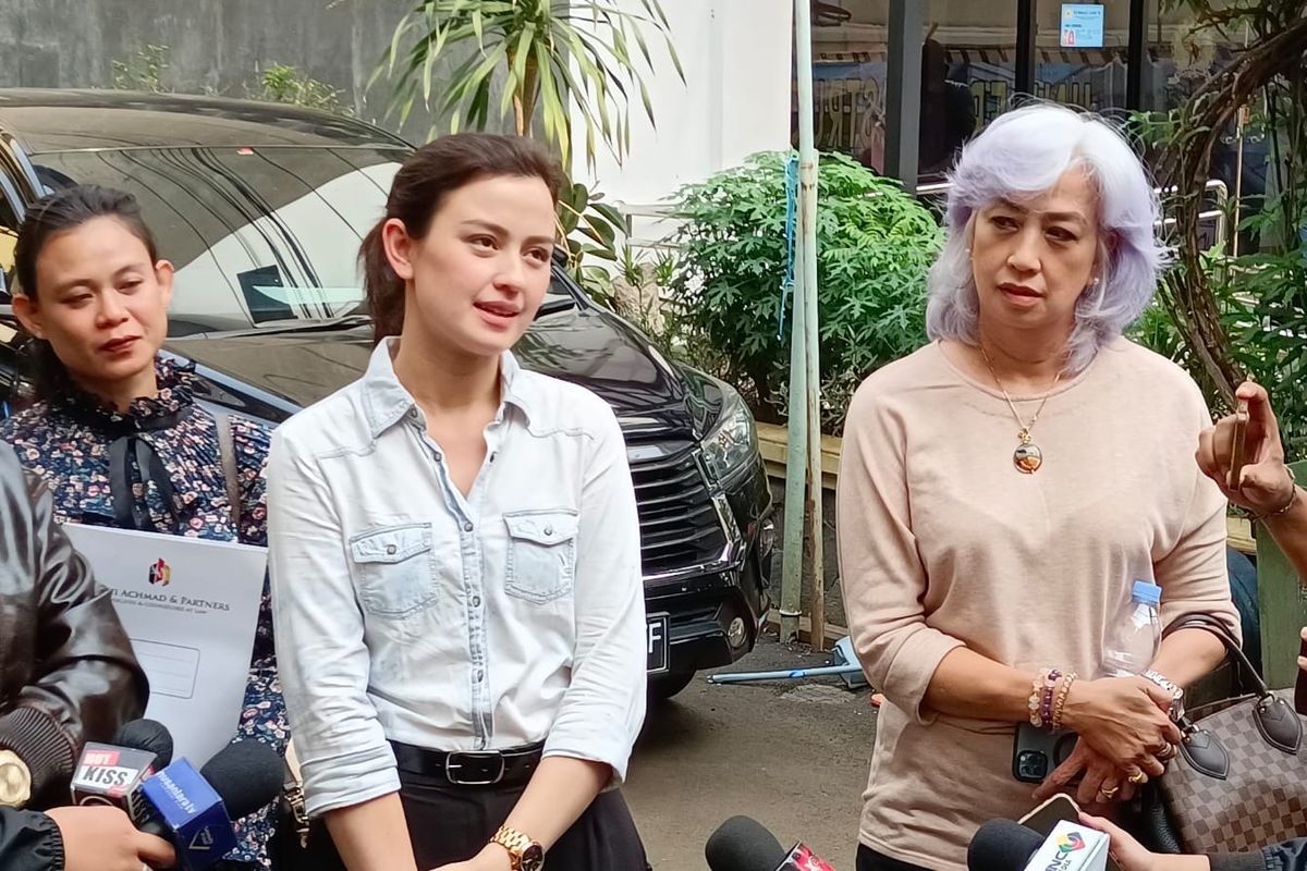 Kimberly Ryder dan ibunya, Irvina Zainal, saat ditemui di Komnas Perempuan, daerah Cikini, Jakarta Pusat, Selasan (8/10/2024). 