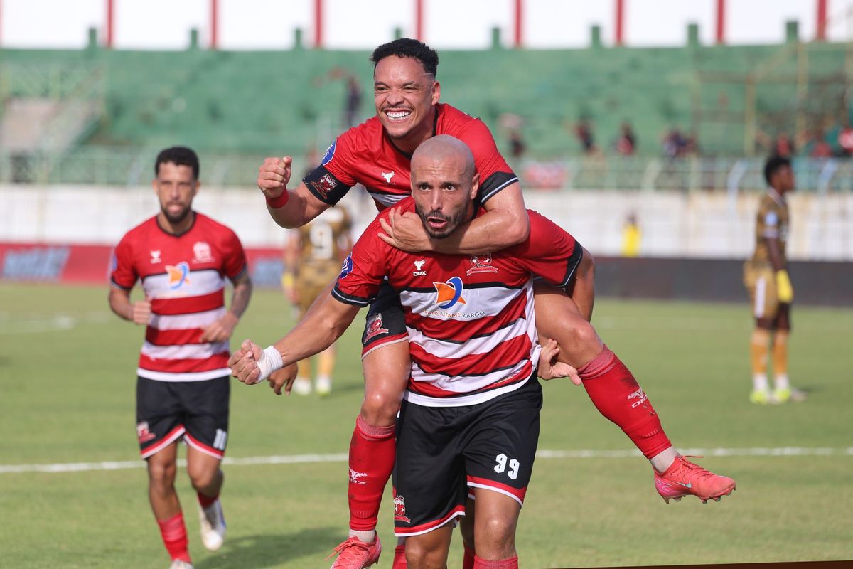 Pesepak bola Madura United FC Youssef Ezzejjari Lhasnaoui (bawah) berselebrasi bersama rekannya Luiz Marcelo Morais Dos Reis (atas) usai mencetak gol ke gawang Dewa United FC pada pertandingan BRI Liga 1 di Stadion Gelora Bangkalan, Jawa Timur, Sabtu (15/2/2025). ANTARA FOTO/Moch Asim/nym.