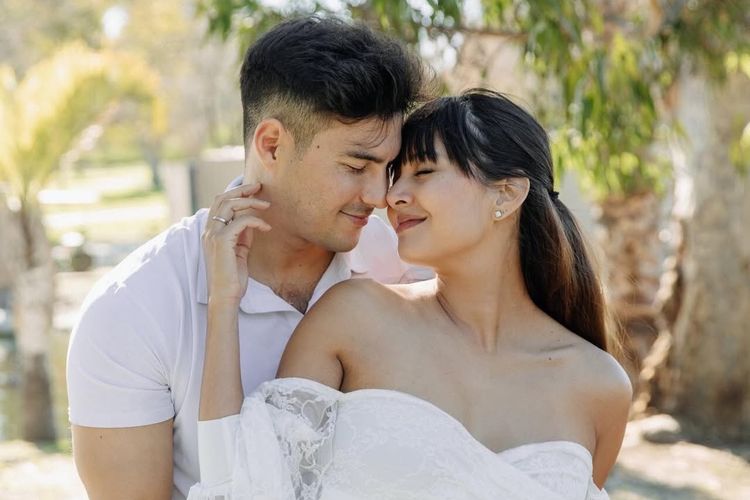 Detail estetik maternity shoot Aurelie Moeremans & Tyler Bigenho. Anggun serba putih menanti jagoan kecil! Simak inspirasi lengkapnya.