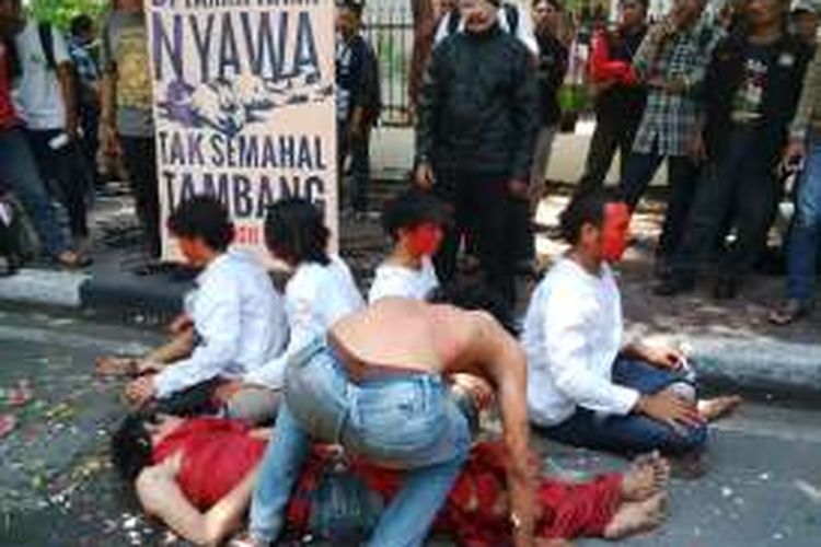 Aksi teatrikal tim advokasi kasus tambang Lumajang di depan PN Surabaya