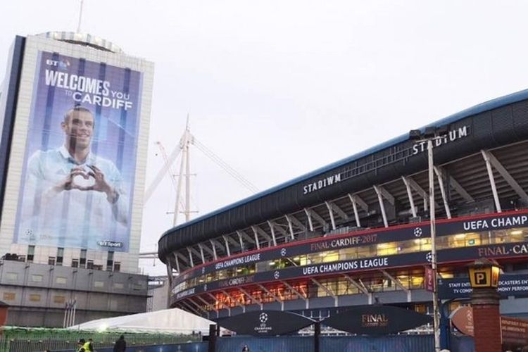 Spanduk raksasa Gareth Bale menghiasi satu sisi gedung yang berada persis di sebelah Stadium Millenium, venue laga final Liga Champions 2017 antara Juventus dan Real Madrid pada Sabtu (3/6/2017).