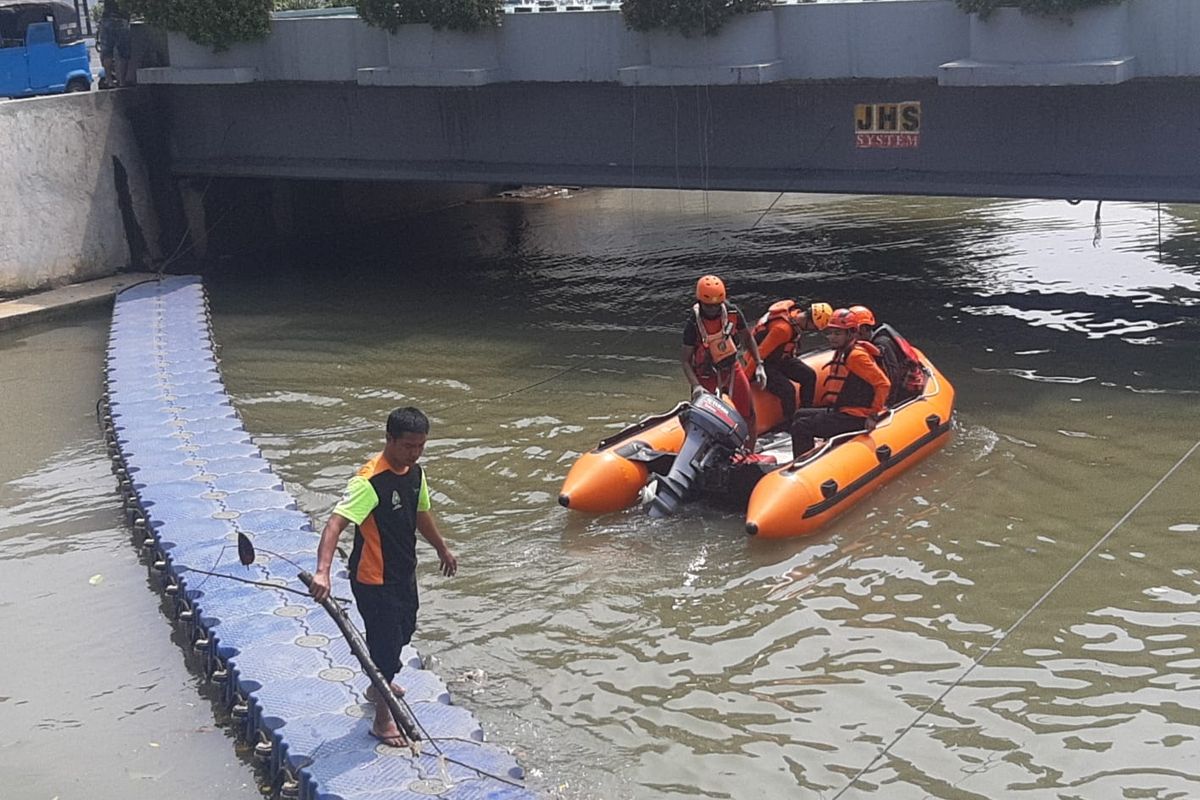 Tim SAR sedang mencari korban berinisial P yang tenggelam di Sungai Ciliwung, Senen, Jakarta Pusat, Sabtu (18/11/2023). 