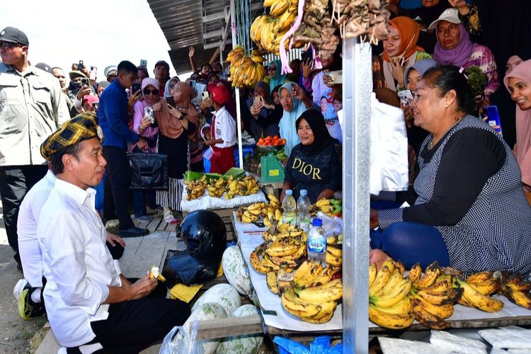 Momen Presiden Joko Widodo saat makan pisang susu sambil berbincang dengan pedagang di Pasar Laino Raha, Kabupaten Muna, Provinsi Sulawesi Tenggara, Senin (13/5/2024).