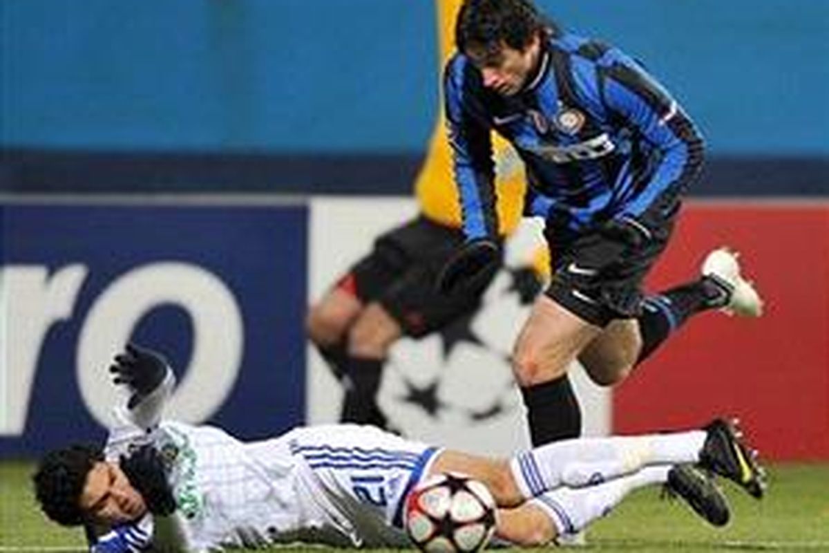 Striker Inter Milan, Diego Milito, melewati kawalan pemain Dynamo Kyiv. Milito mencetak gol penyama kedudukan dan Inter akhirnya menang 2-1.