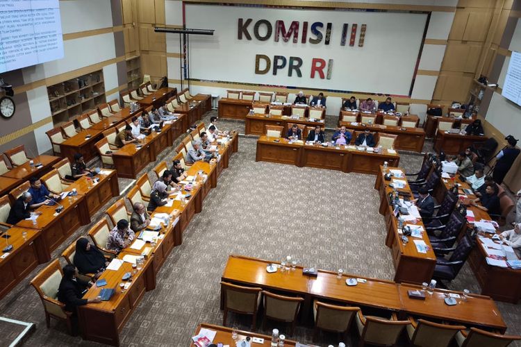 Suasana ruang rapat Komisi III DPR RI bersama Kapolres Sleman, Kajari Sleman, serta Hogi Minaya, seorang suami yang menjadi tersangka usai mengejar jambret istrinya di Sleman, Yogyakarta. Rapat digelar pada 28 Januari 2026.
