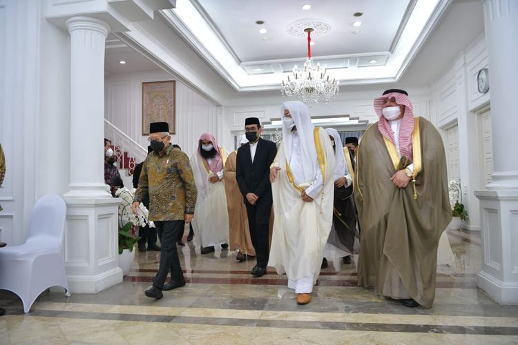 Wakil Presiden Ma'ruf Amin nemerima kunjungan kehormatan Menteri Urusan Islam, Dakwah, dan Penyuluh Kerajaan Arab Saudi, Abdulatif bin Abdulazis Al-Syaikh di Jakarta, Jumat (25/3/2022).
