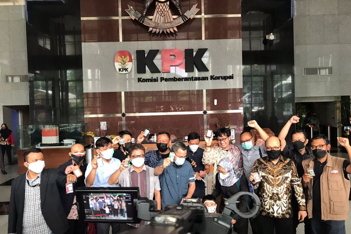 Sejumlah mantan pegawai KPK melalukan foto bersama usai resmi diberhentikan pada Kamis (30/9/2021). Mereka melakukan akai perpisahan setelah diberhentikan akibat dinyatakan tidak lolos TWK.