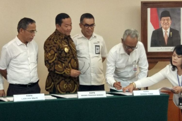 Direktur Jenderal Cipta Karya Sri Hartoyo melakukan Penandatanganan Naskah Kesepakatan Bersama dan Perjanjian Kerja Sama Penyelenggaraan Dukungan Infrastruktur Permukiman pada Kawasan Strategis Pariwisata Nasional (KSPN), di Kementerian Pekerjaan Umum dan Perumahan Rakyat (PUPR), Jakarta, Senin (29/5/2017).