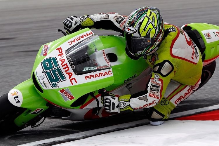 Ducati rider Loris Capirossi of Italy races through a corner during the first practice session ahead of the Malaysian Grand Prix MotoGP motorcycling race at Sepang on October 21, 2011. AFP PHOTO / SAEED KHAN (Photo by SAEED KHAN / AFP)